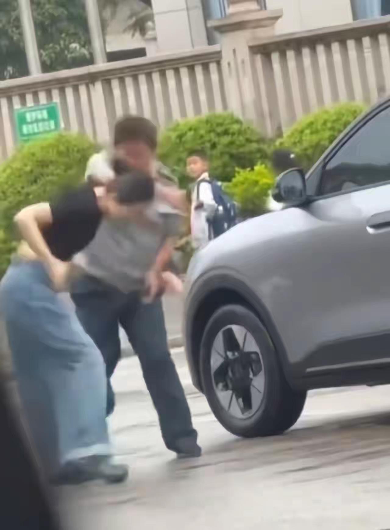 被掌掴女司机开的是什么牌子的车？
看样子是新能源。
只是分辨不出来啥牌子。
这跟