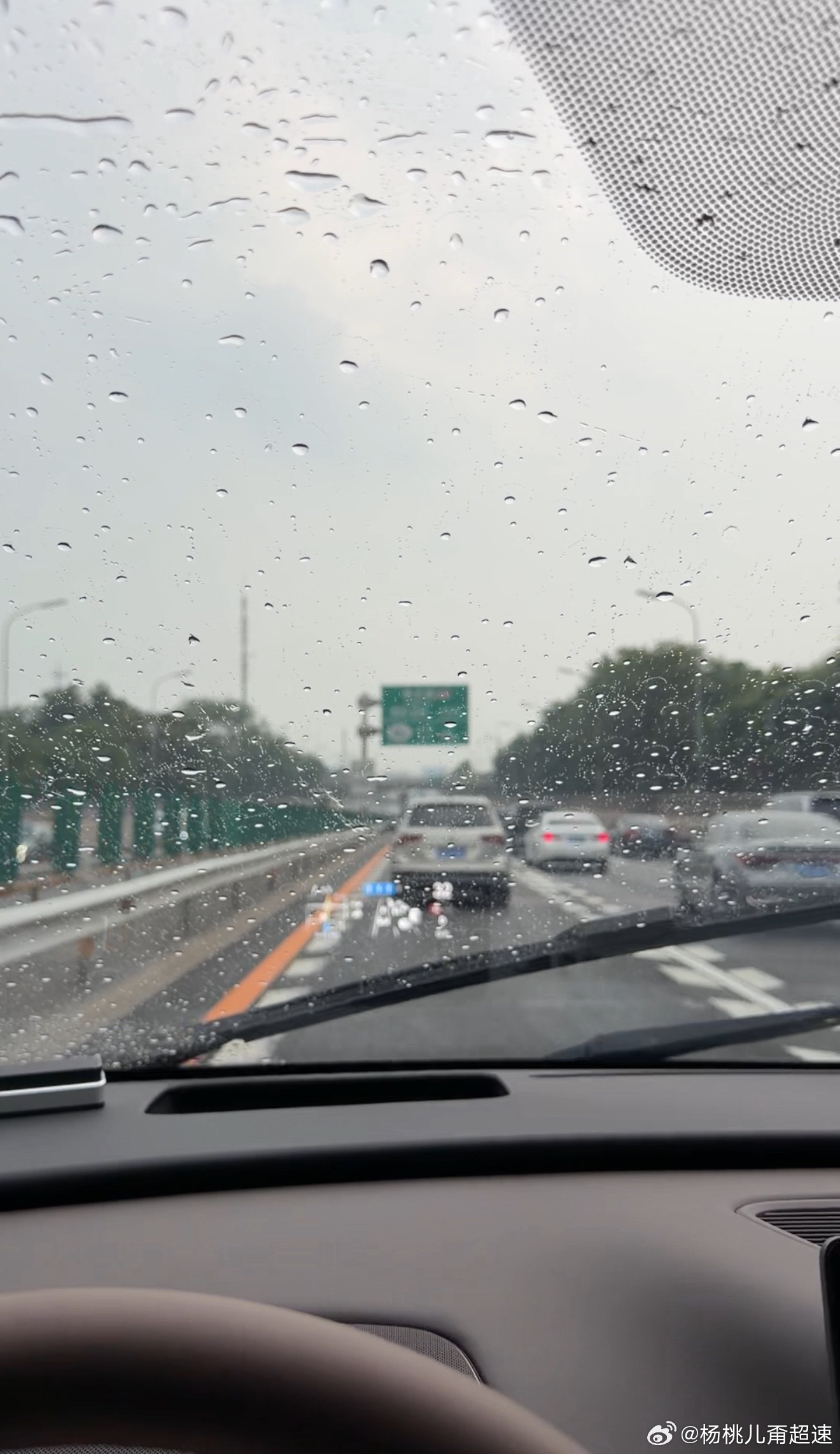 不是吧？！我两天前新刷的车……