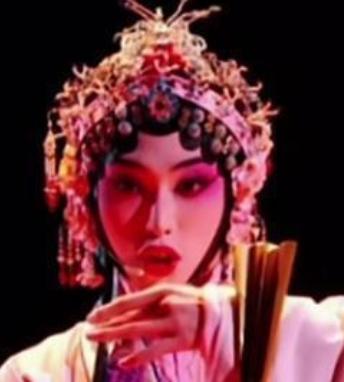 唐九洲在《披荆斩棘2026》第五次公演中，以昆曲《牡丹亭》杜丽娘的造型登场，引发