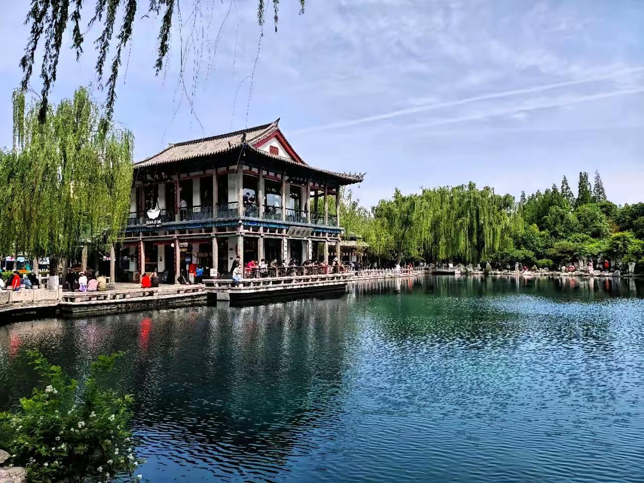 济南五龙潭的天空倒影，简直绝了！上次去五龙潭，就被那如诗如画的天空倒影惊艳到。湛