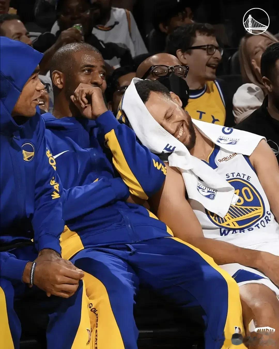 今年NBA季前赛刚开始就出现了这么一幕令人不可思议的一幕，库里倒在保罗的肩膀上，