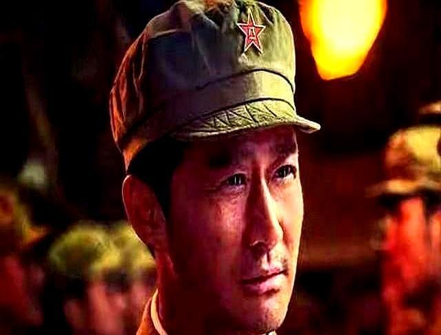 四十七度的沙漠里，他裹着二十斤重的皮甲，接连摔了十几次，昏过去又醒过来，爬起来继