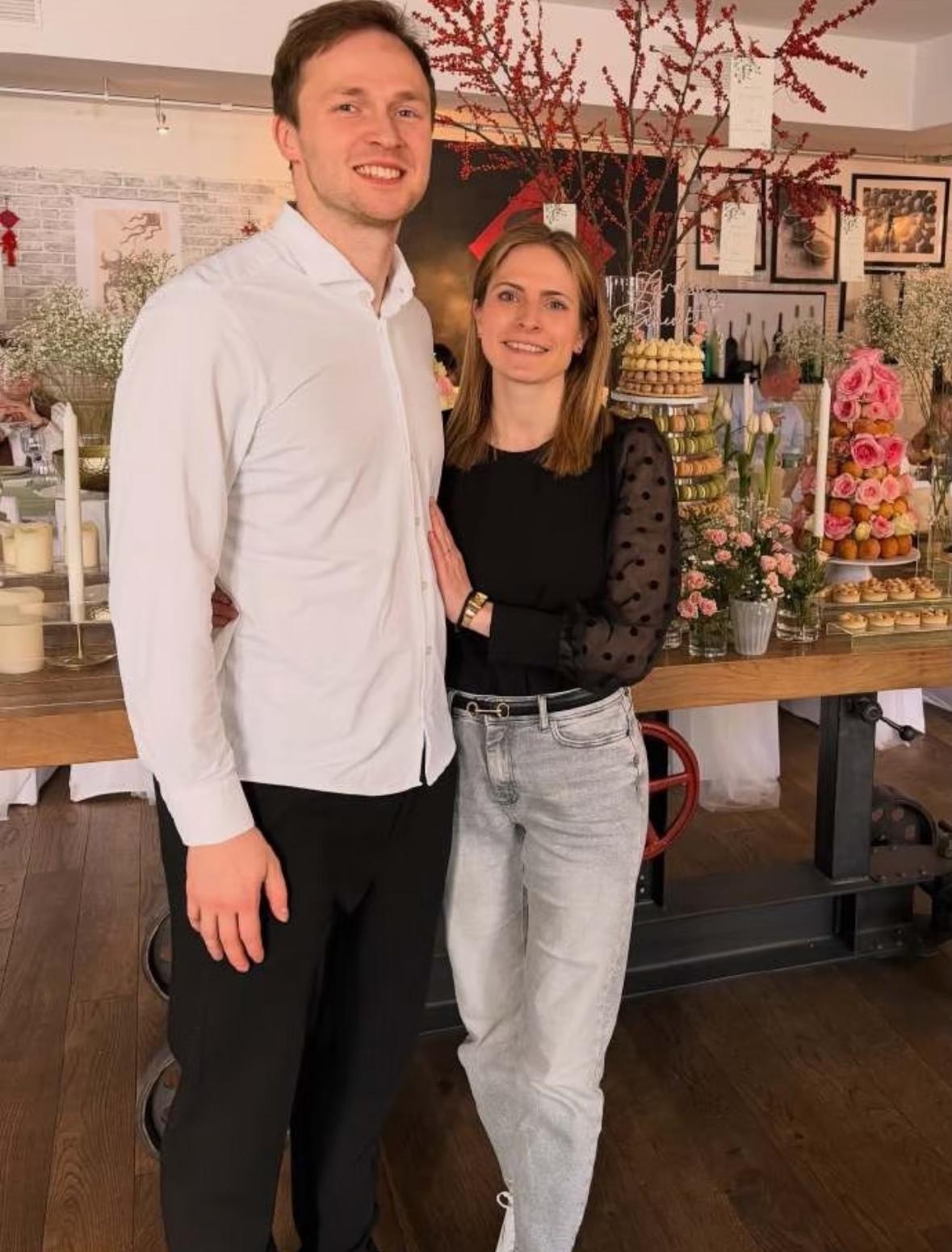 伦敦团体世乒赛倒计时三天，杜达与家人享用婚前晚宴！
恭喜杜达，
今天是一个big