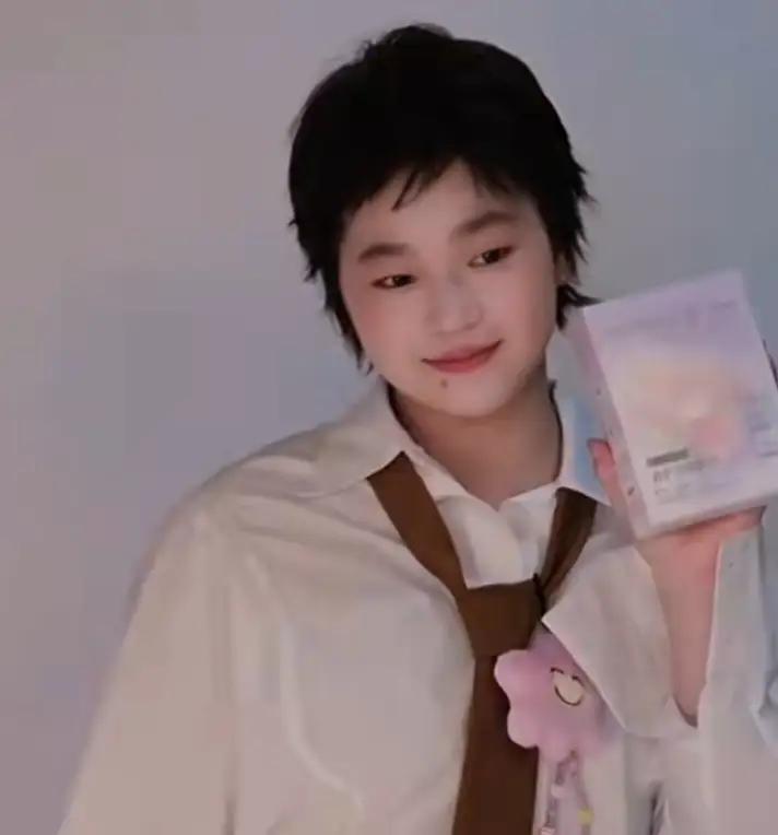 果然姜还是老的辣，
我问老爸：黄子韬自己的品牌，放着徐艺洋不用，为什么偏偏邀请婵