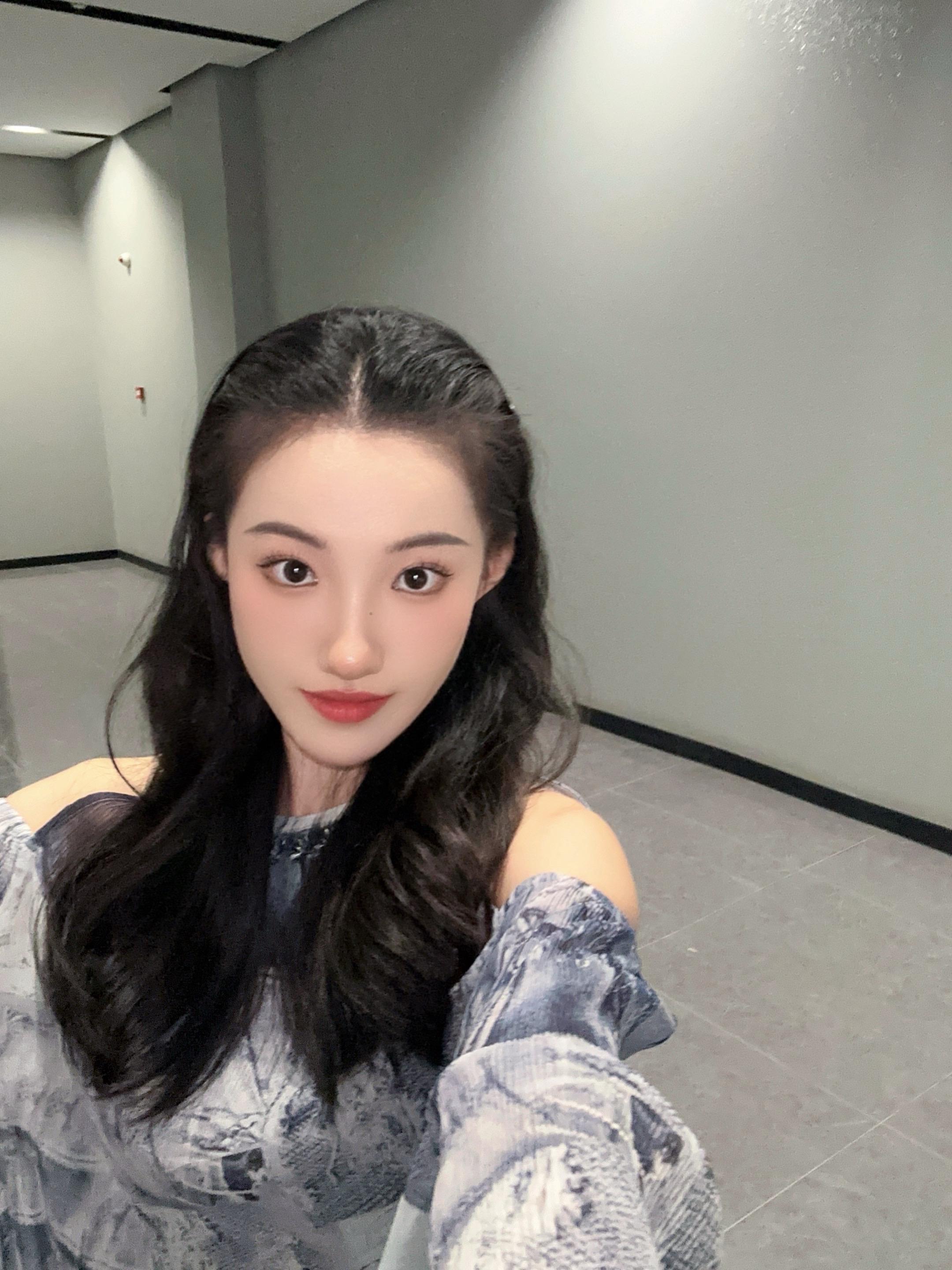 姐妹们又到休息日啦 今天晚上和明天上午休息哦 周六晚上我们7:25不见不散
