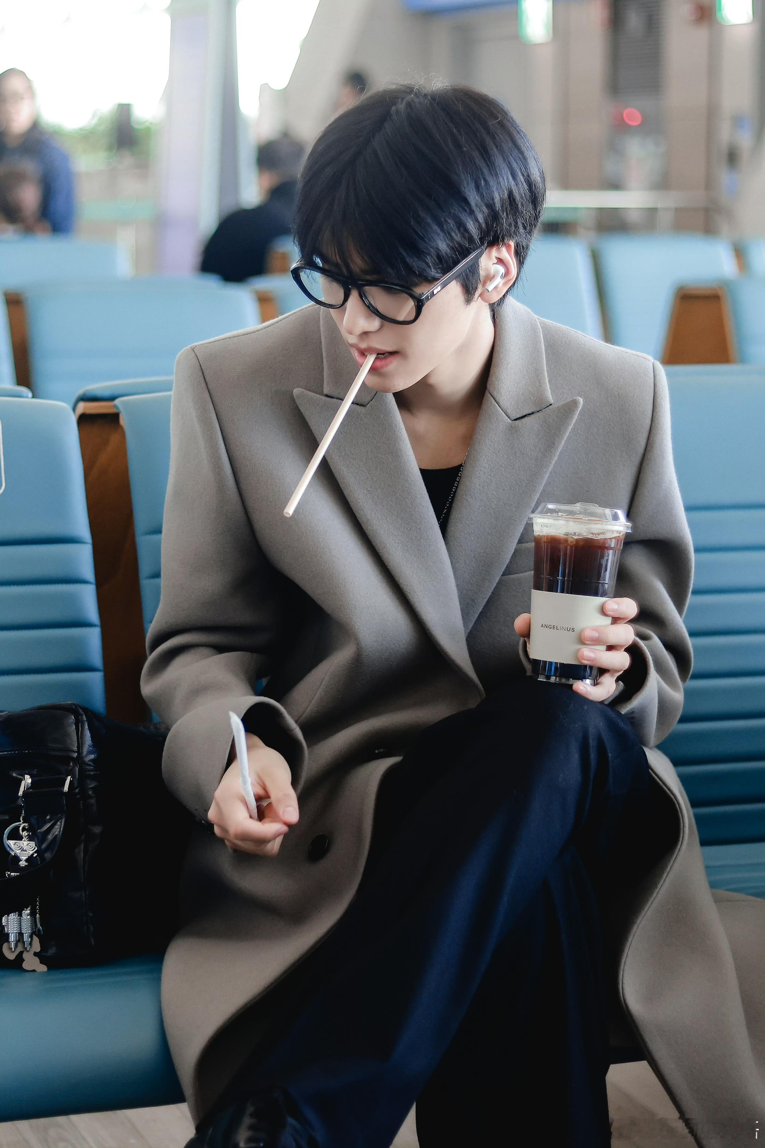 邵子恒冬日男大  邵子恒仁川机场的战绩可查👏🏻颜值next level，跟粉