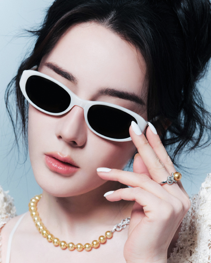 轻轻松松出大片迪丽热巴造型师是闵塔鲨