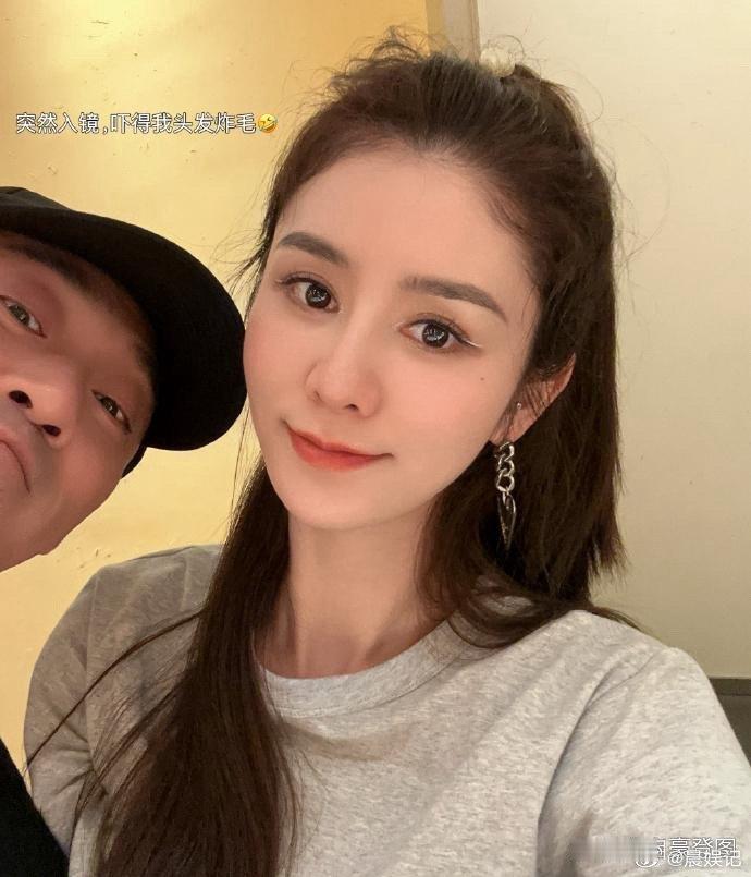 林峰妻子晒出自拍，身材优美且气质出众，然而细看却让人觉得似乎有些不协调，嘴型成了