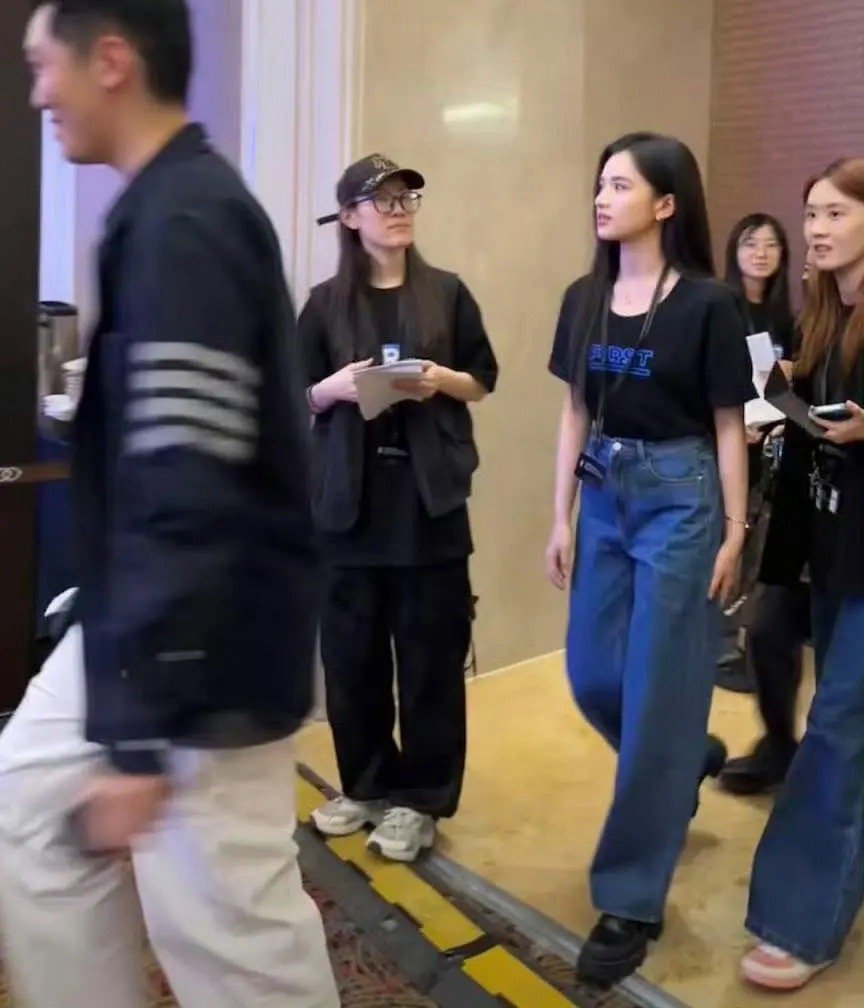 张婧仪的女粉是不是比男粉多，素颜看起来好有少年感 ​​​