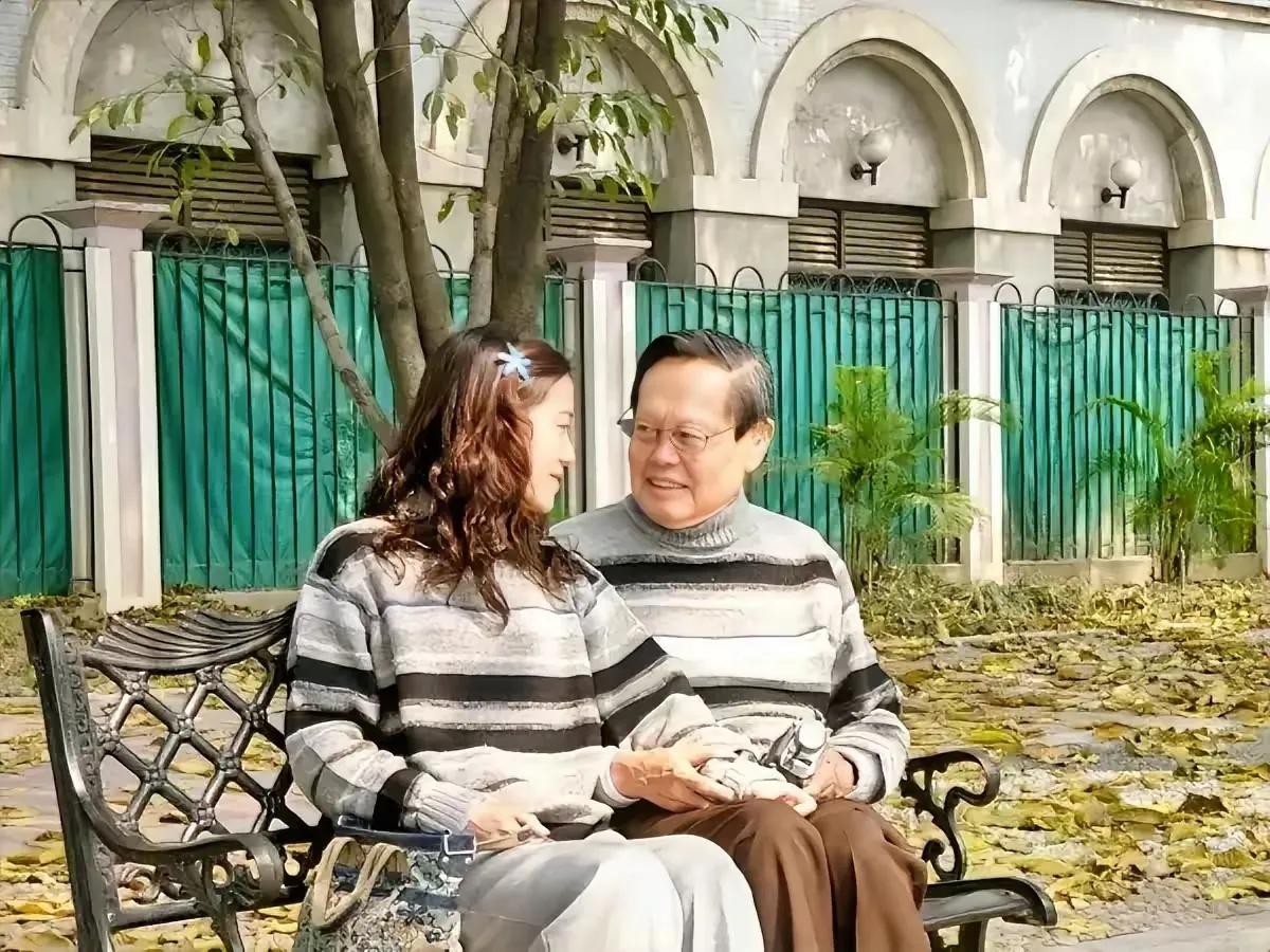 对于杨振宁教授的婚姻，我是敬服的，20年过去了，两人依然恩爱如初。
有人说，翁帆