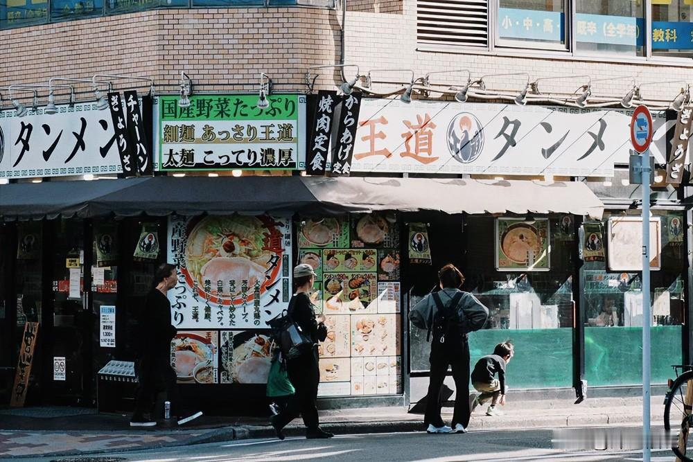 一位老师在日本发朋友圈，不建议最近去日本。

同时打开头条也看到了报道，社会治安