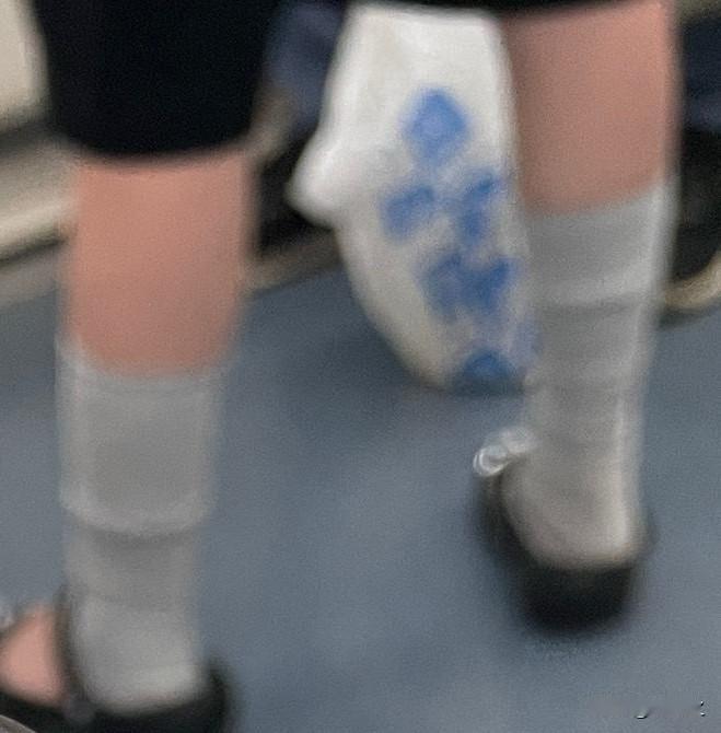坐地铁时，一个穿短裤时髦女孩，腿上穿的针织护套，把我给整迷糊了。

这是什么神器