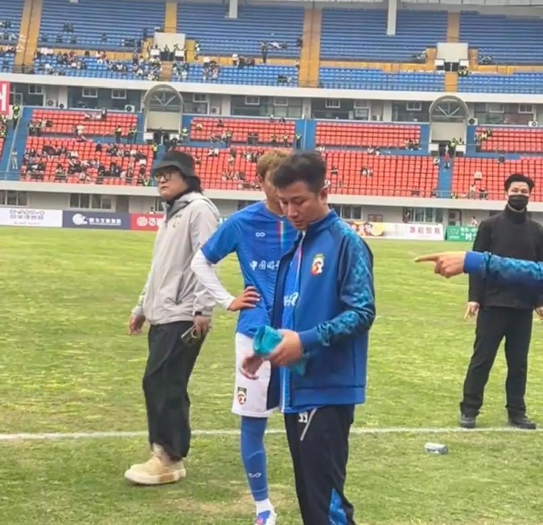 文章现身泸州踢足球，露面的状态让不少网友差点认不出来，曾经那个意气风发的少年，现