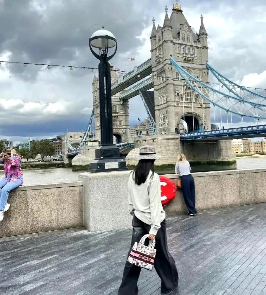 都在国外留学，
李湘女儿比黄磊女儿多了一份贵族气！

