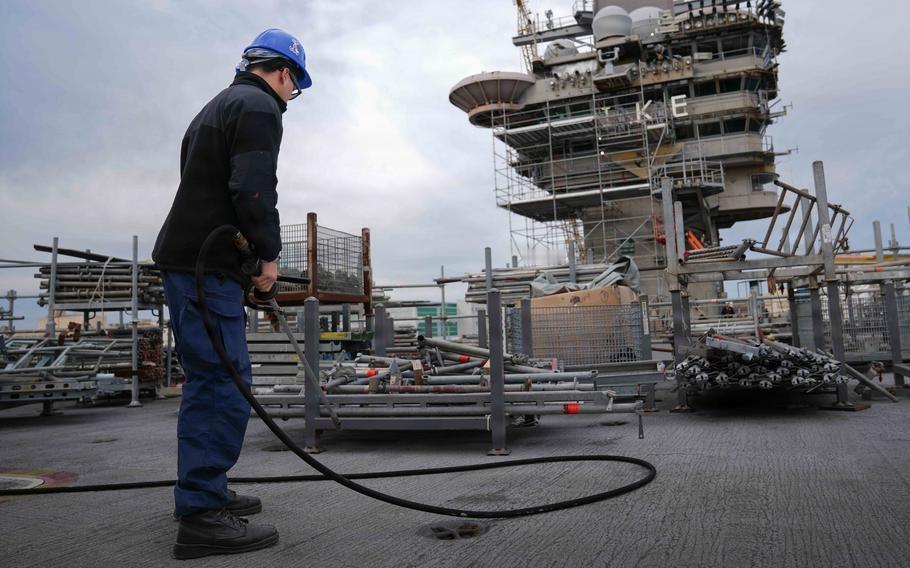 在家维修的艾森豪威尔号航母也着火了，虽然美军坚称这只是一场“小事故”，不影响20