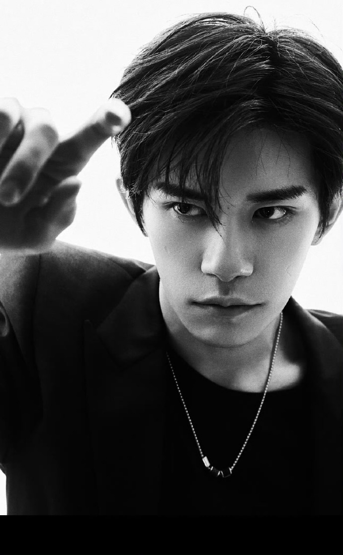 易烊千玺 别回头别停留往前走易烊千玺帅这一块真的没话说！一身帅气look手持新配