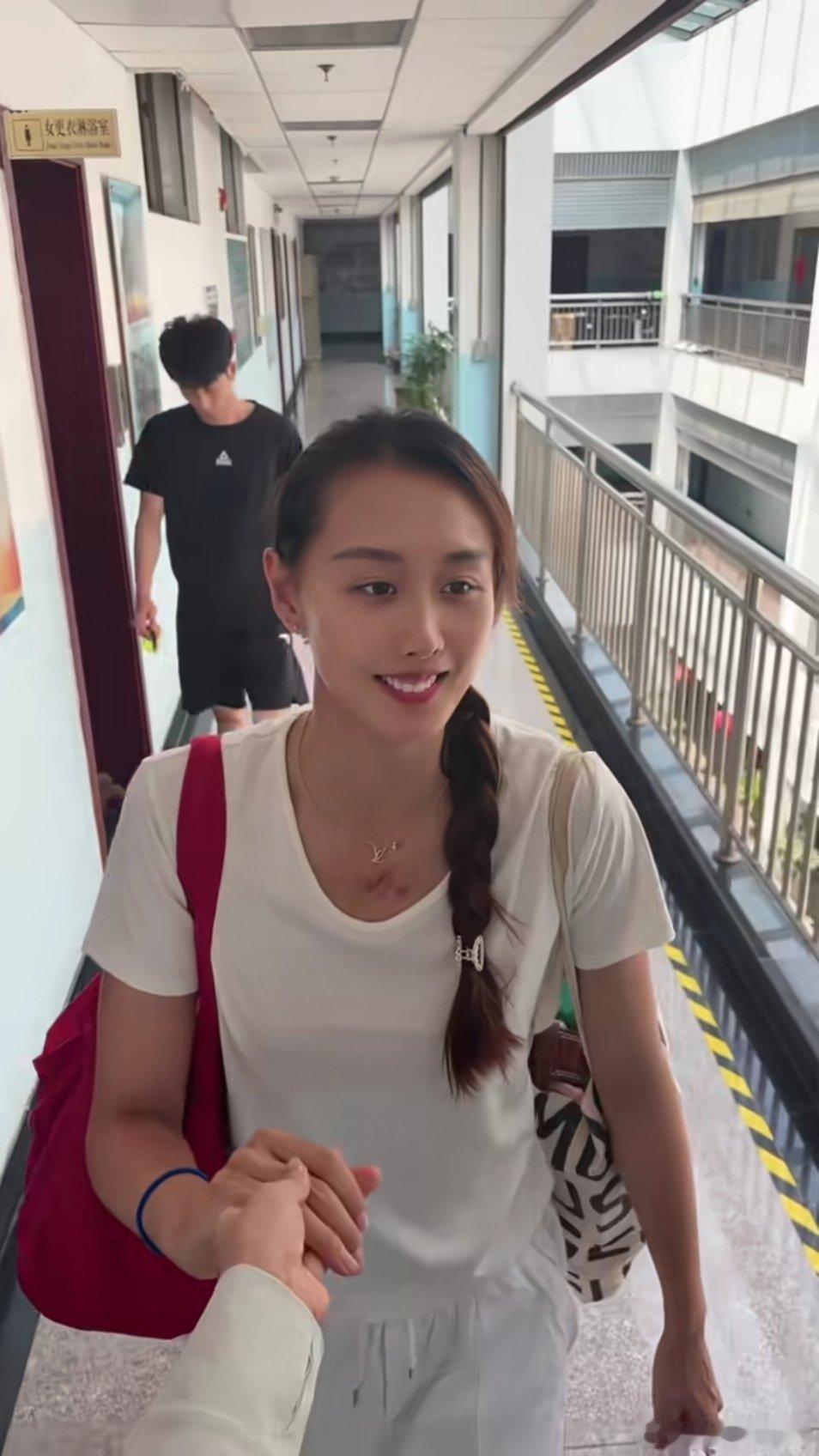 杨涵玉出发阿塞拜疆图兰开启留洋，好姐妹孙杰亲自送别。加油加油⛽。杨涵玉关注中国球