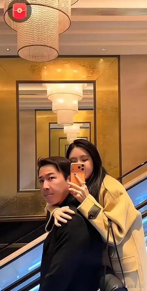楚玲秀恩爱的手段可真的是太高明了，最近，她的大号小号铺天盖地都是她和赖文峰的亲密