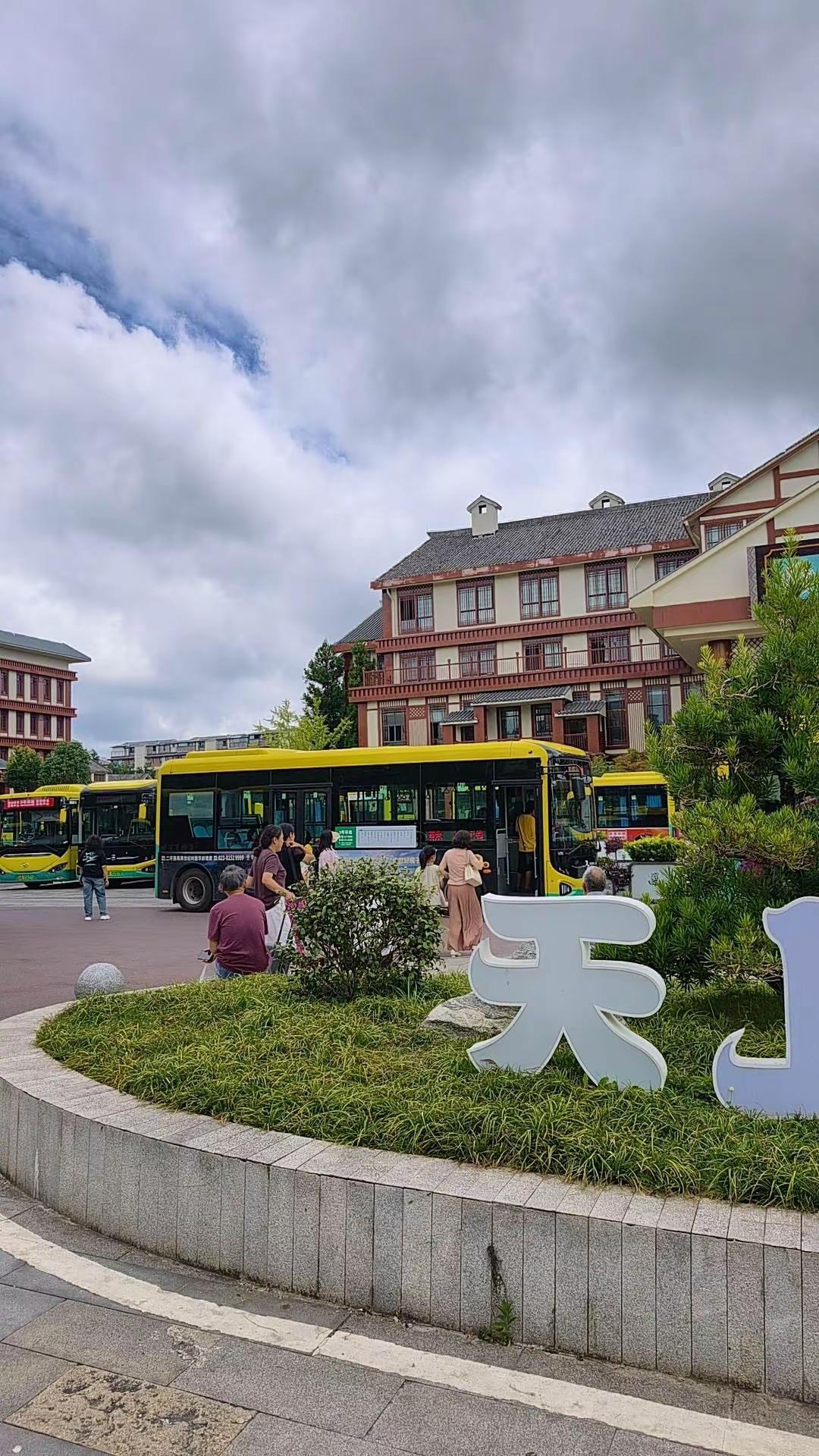开学了，避暑大军回城，坐车去动车站很方便。