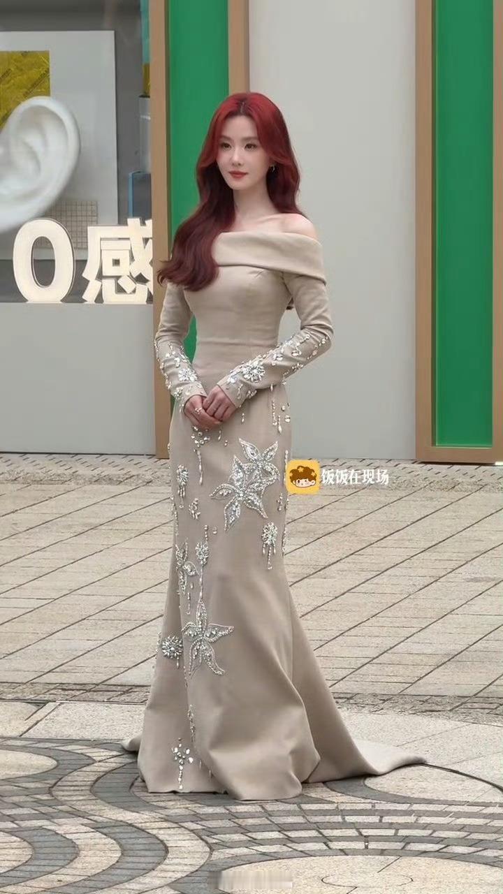 刘诗诗红发大波浪线下活动生图状态，美成啥了[老师爱你] ​​​