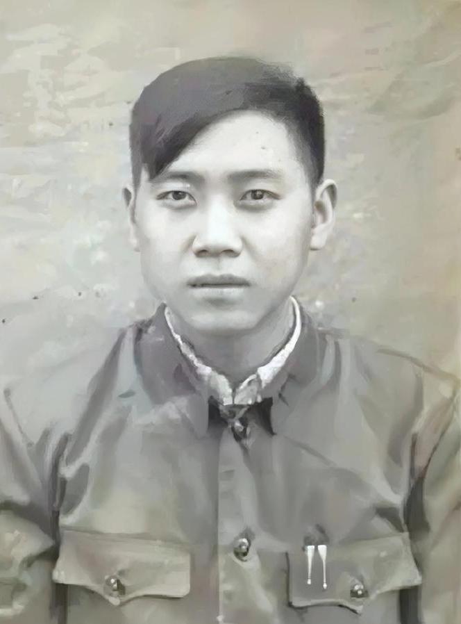 你敢信吗？我们从小在课本上学到的那个邱少云，那个在火里趴着一动不动、被活活烧死的