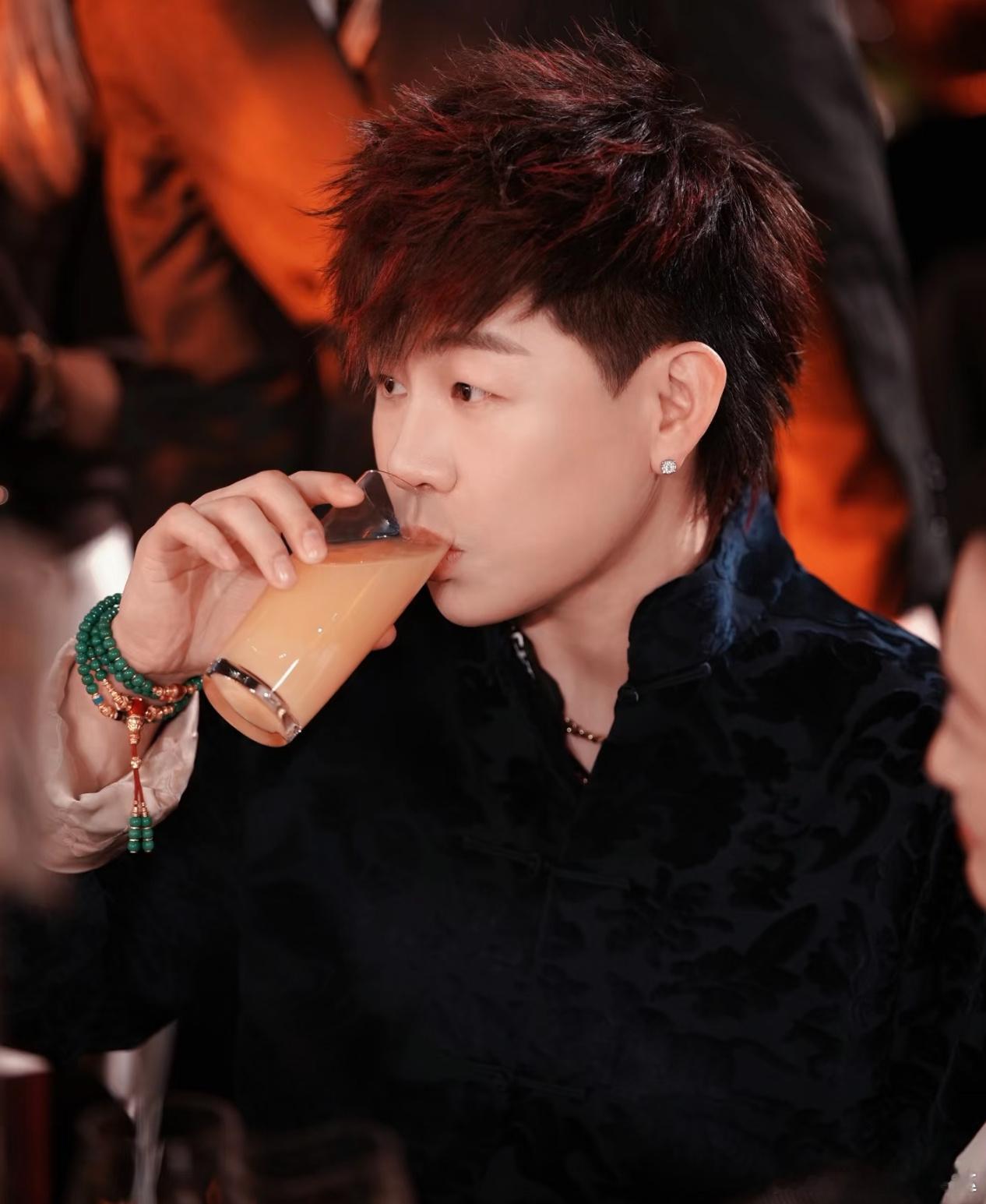 胡彦斌还是有点小帅的啊是属于那种耐看型的长相！！！唱歌好听还暖男引导型恋人究竟有