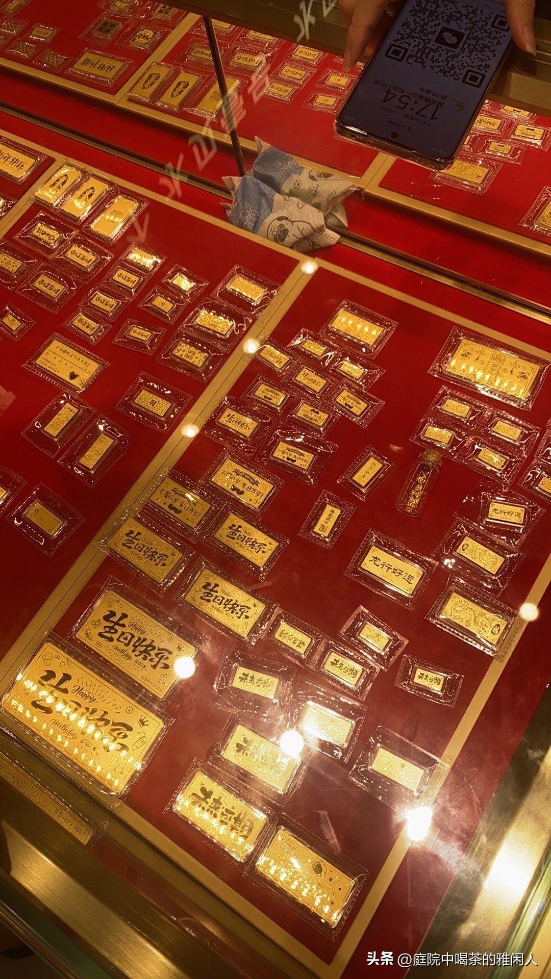 刚听在水贝上班的亲戚说，手里有黄金白银的赶紧出手，下周一大概率还得跌，搞不好比昨