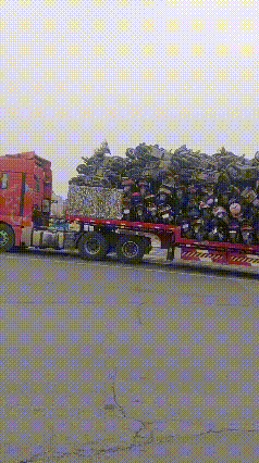 无本万利的生意就是好做！
一车又一车的电动车，又会拉去哪？