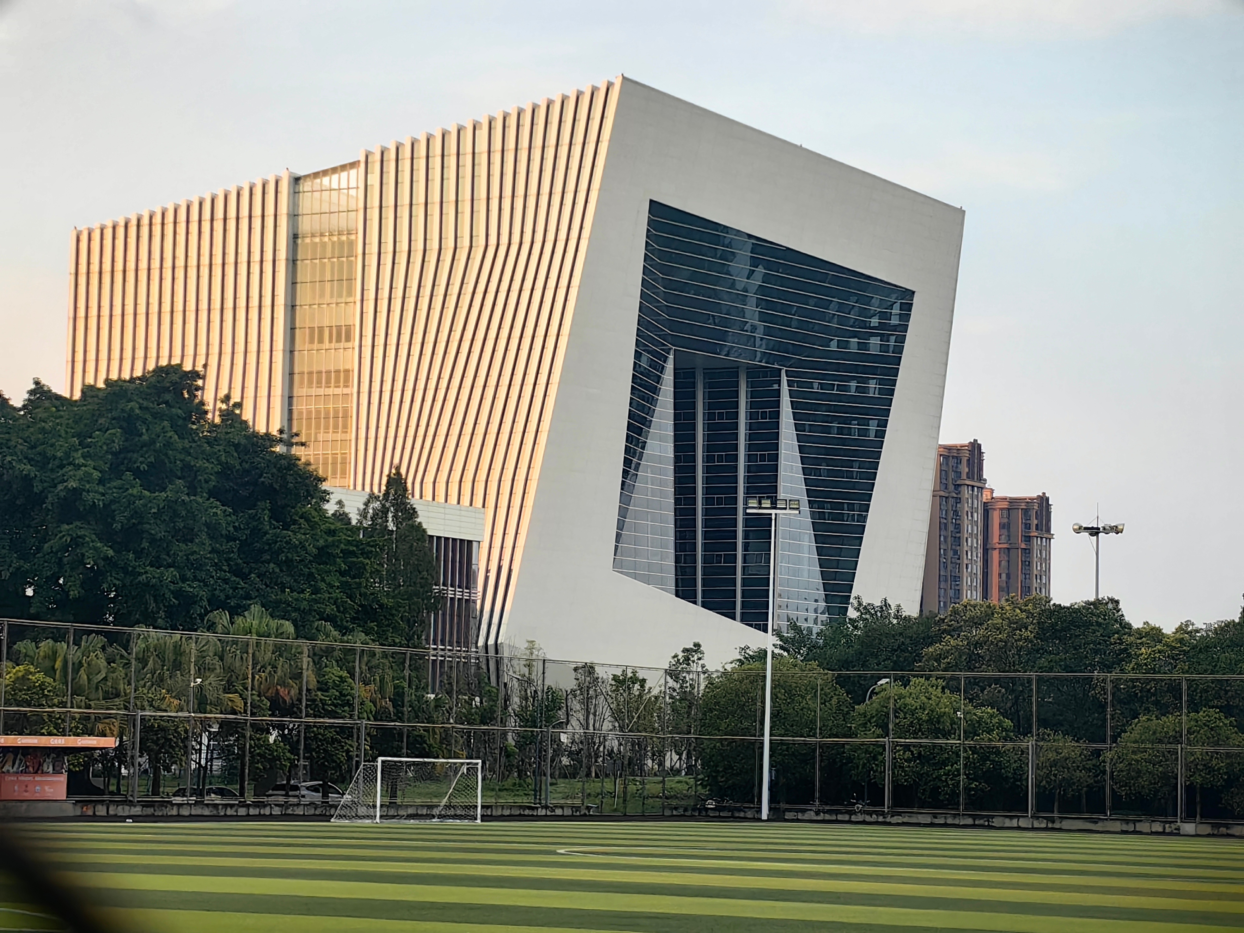 晚饭后去校园溜达，发现一栋新建的大楼外部基本完工了。远看很气派，近看也很气派，但