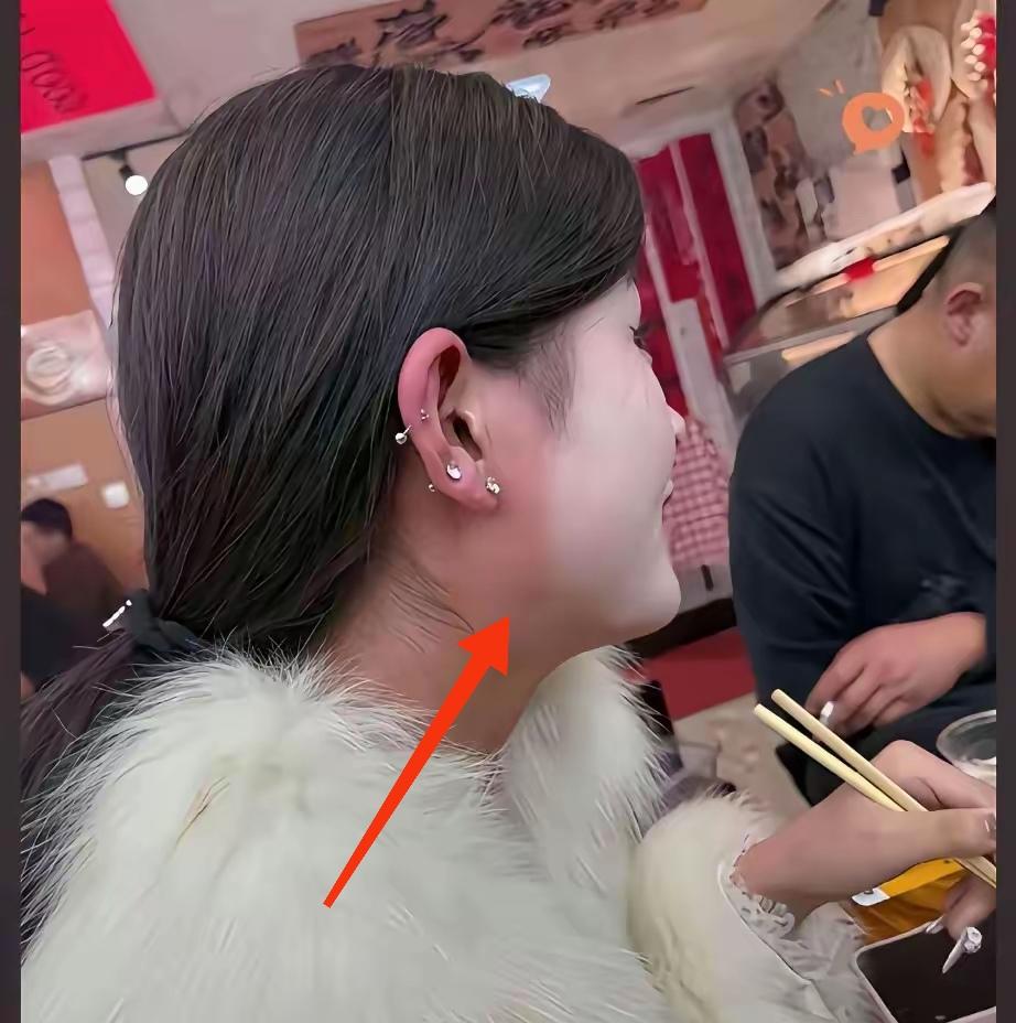 你能从侧面，判断出她的正脸是什么样子的吗？黑黑的眼睫毛，红红嘴唇，白白的一大片…