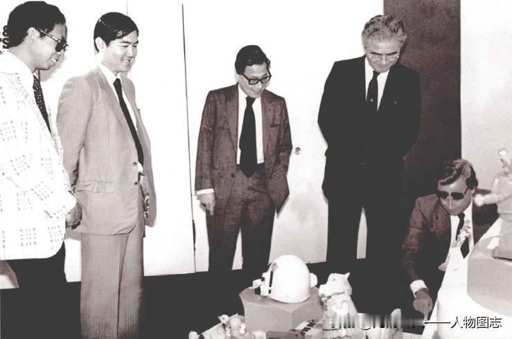 20世纪70年代末，荣毅仁(右二)和香港贸发局主席简悦强爵士(中)在一起参观。