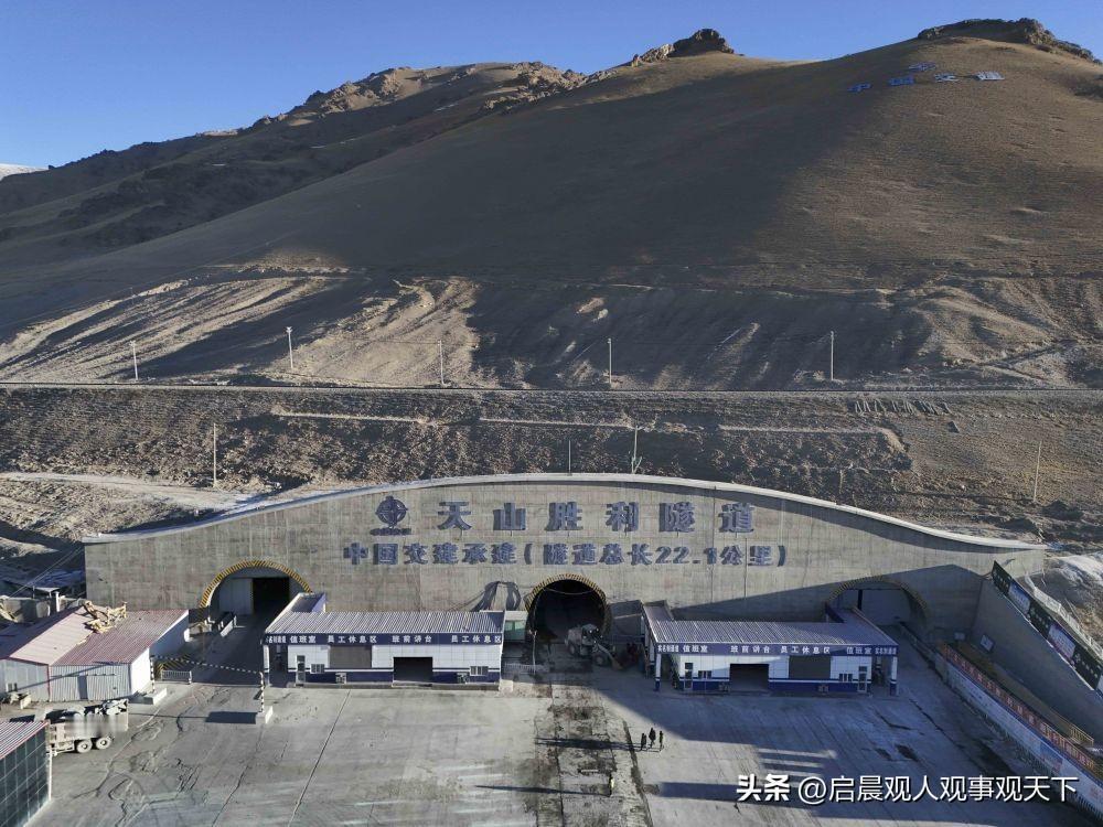 洞穿天山脊梁：从九小时险途到二十分钟坦途

朋友老张最近去了一趟新疆，回来后向我