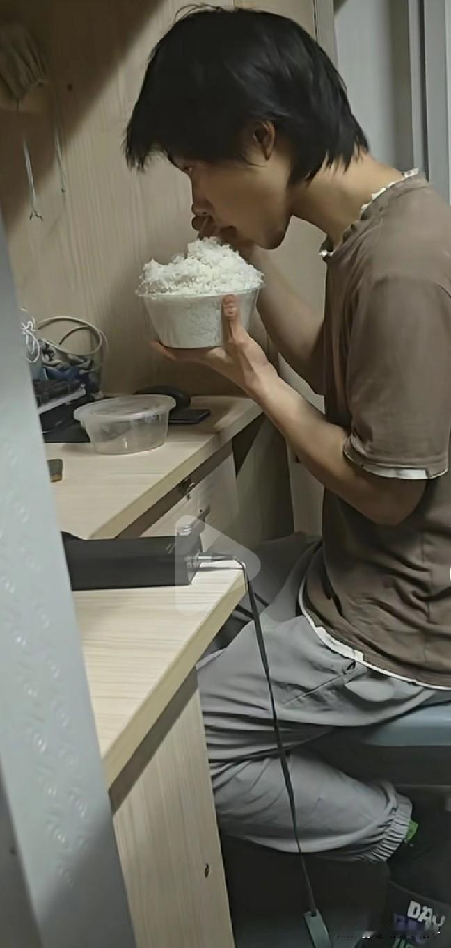 就说孩子光吃大米饭能不心酸吗？有些父母光想着孩子吃饱就行！是从来没想过他们会不会