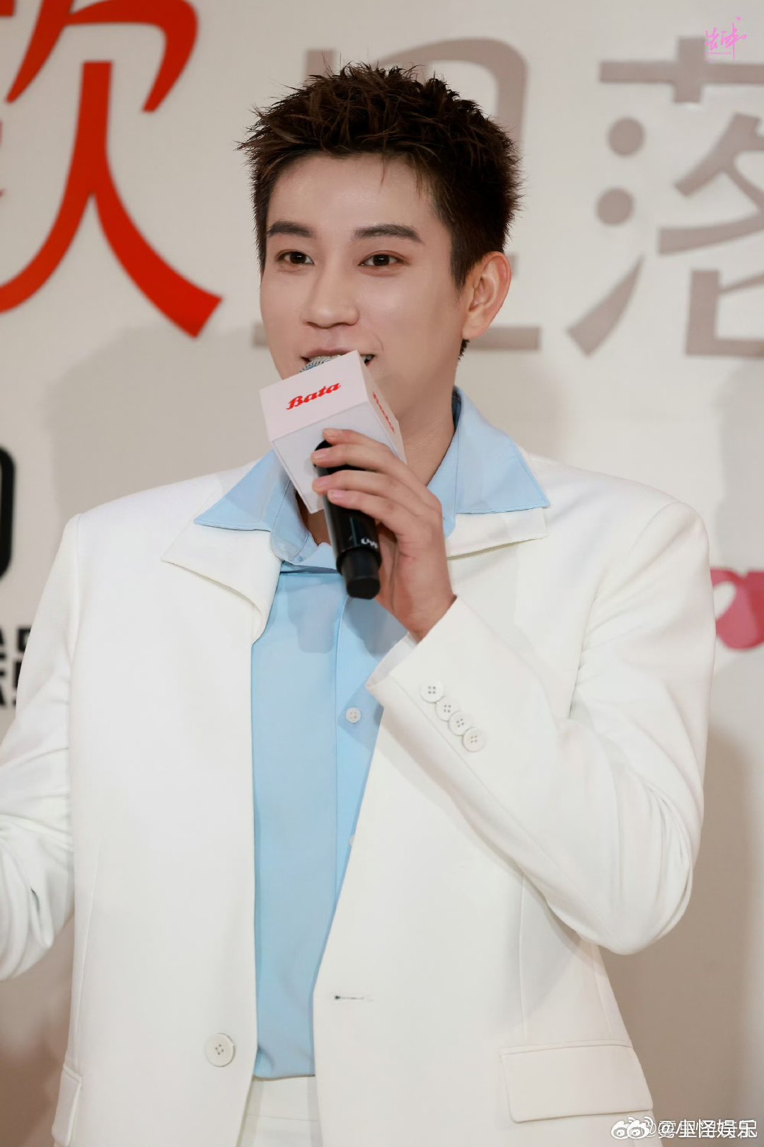 路人镜头下的王子奇路人随手抓拍都超帅，王子奇正脸线条干净，看得超爽 