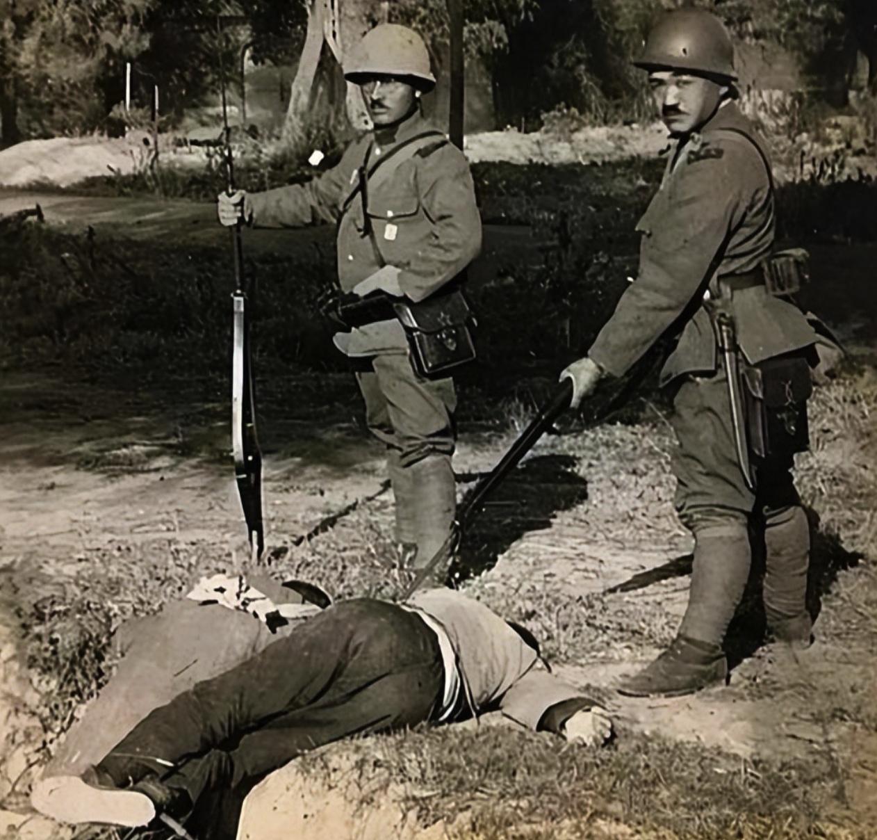 1944年，女兵被刺两刀活埋。日军走后，村民刨土时忽听微弱喘息：“救……”她竟还