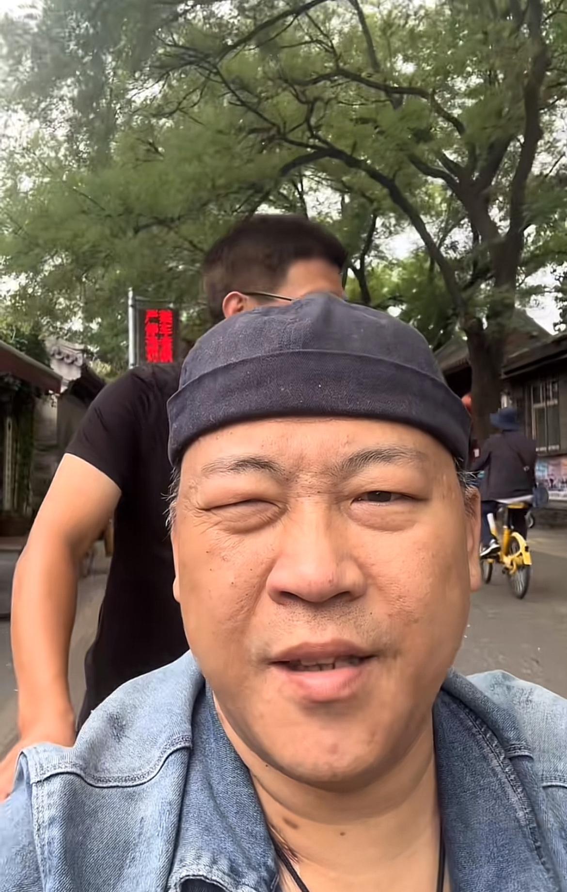 大米师傅是我敬佩的人，现在他病了，看着可怜，有空的时候我经常去胡同看他，但每次都