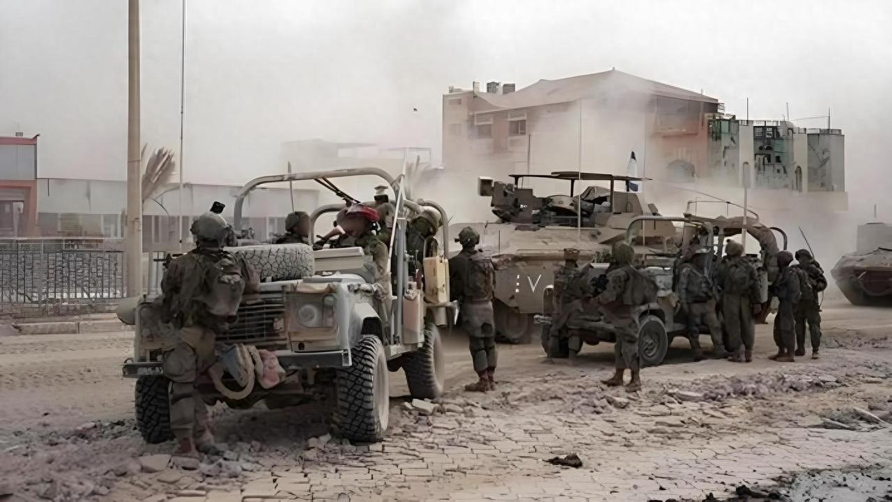 红军城战场出现震撼一幕！五万俄军围攻两千乌军，战场上却几乎听不到枪声。
 
这片