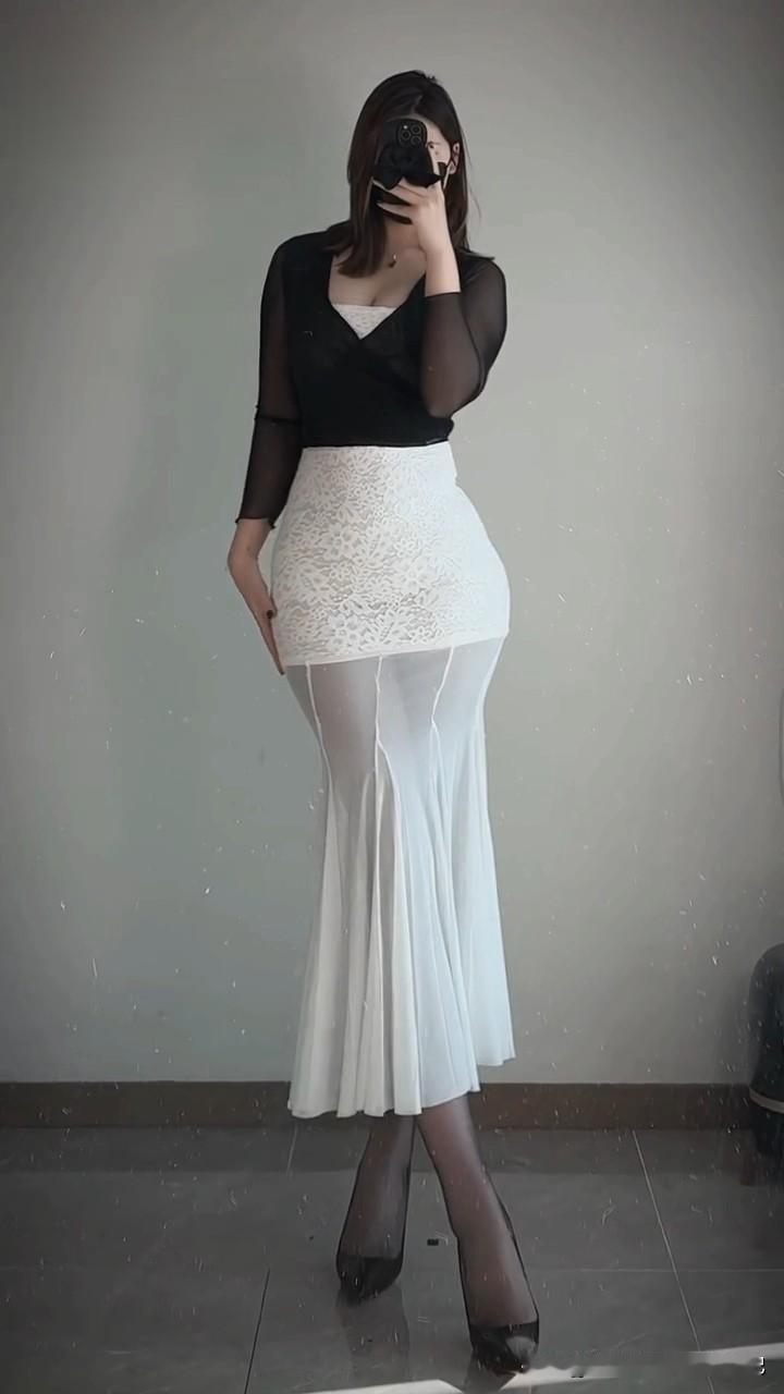 气质穿搭怎么穿才恰到好处?微胖女生的性感密码｜黑白鱼尾裙封神现场✨
姐妹们，这套
