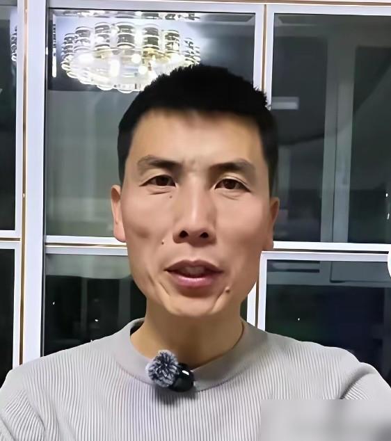 一个顶着教育家名号的老头跑到镜头前，一口一个贼眉鼠眼，一口一个尖嘴猴腮，唾沫星子