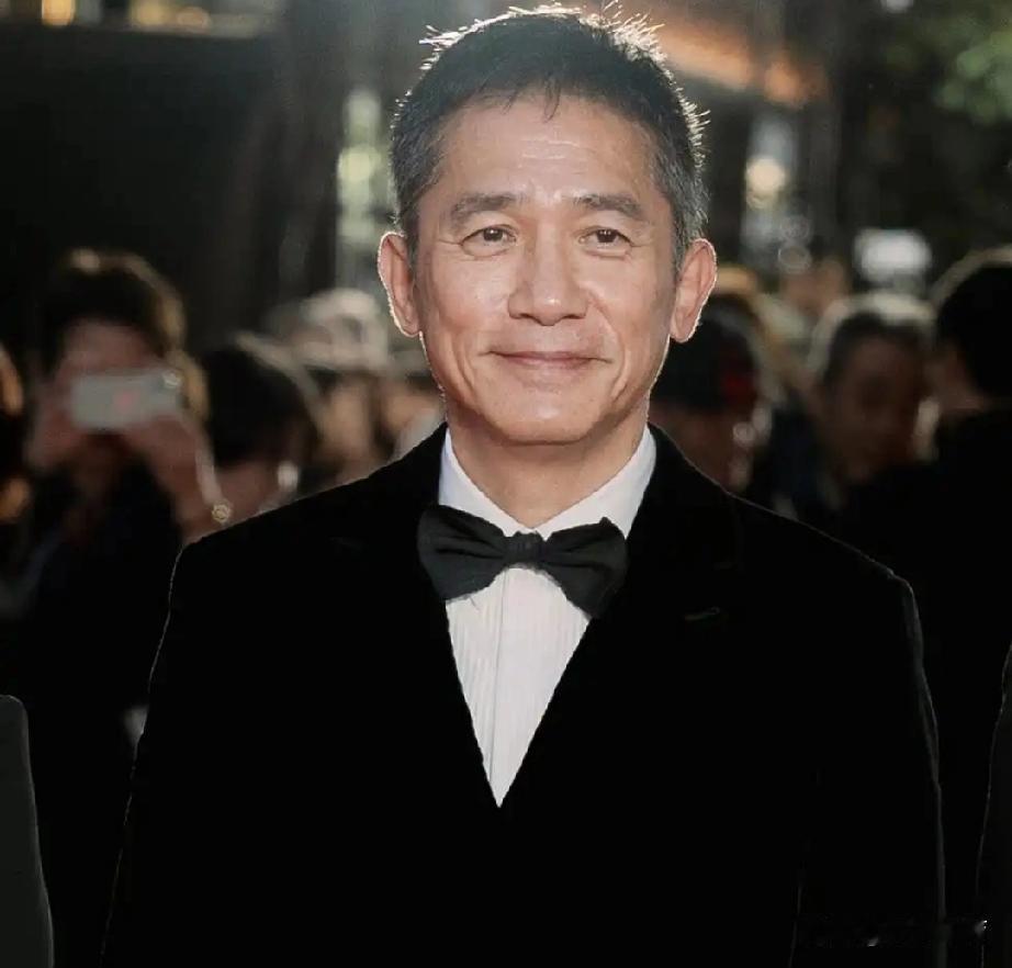 梁朝伟的微笑，让AI都开始怀疑人生。
最新白酒广告里，他全程微笑、台词密集。
网