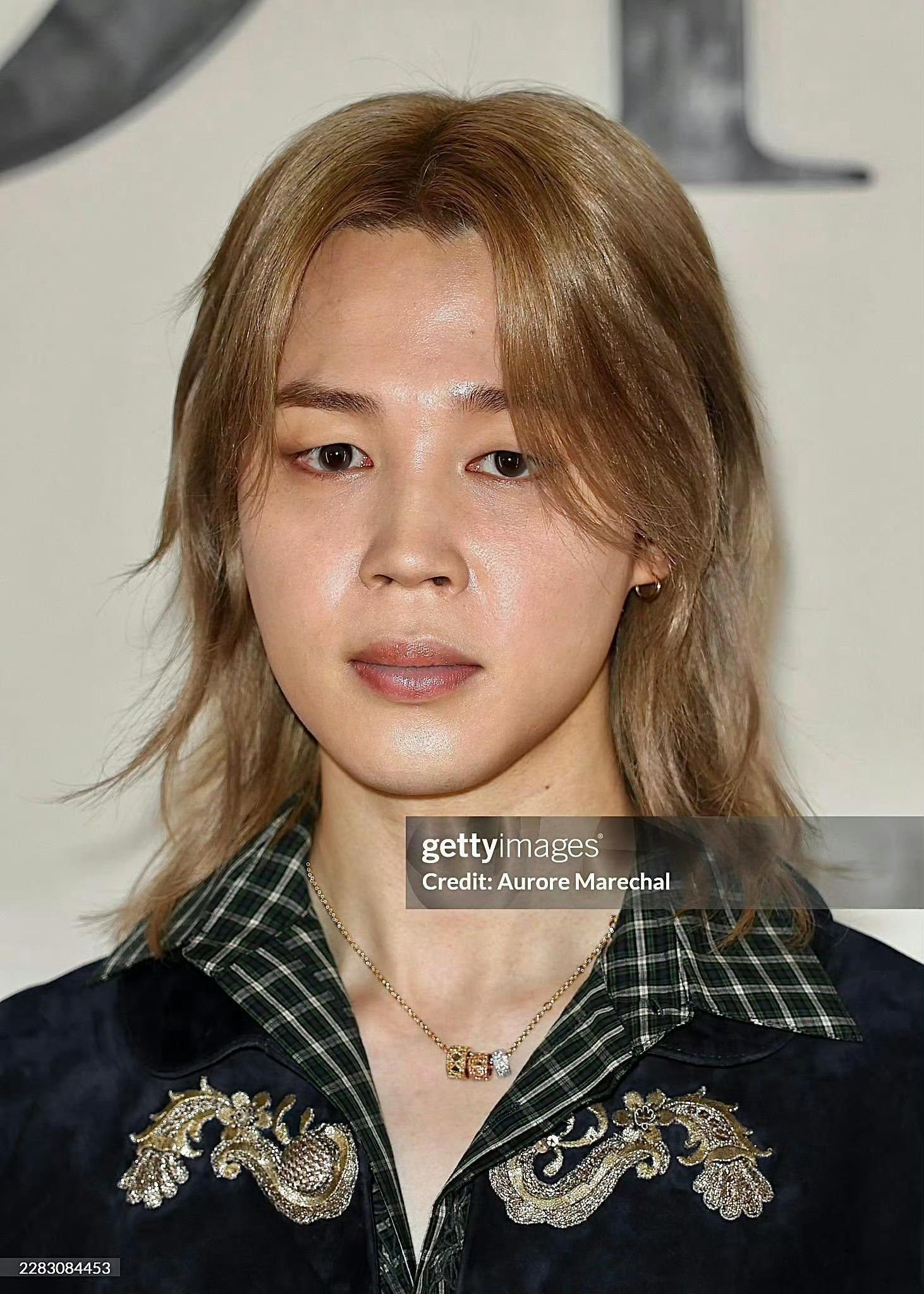 BTS朴智旻时装周生图来了 说是迪士尼在逃公主也不为过吧 好精致好白皙的五官 