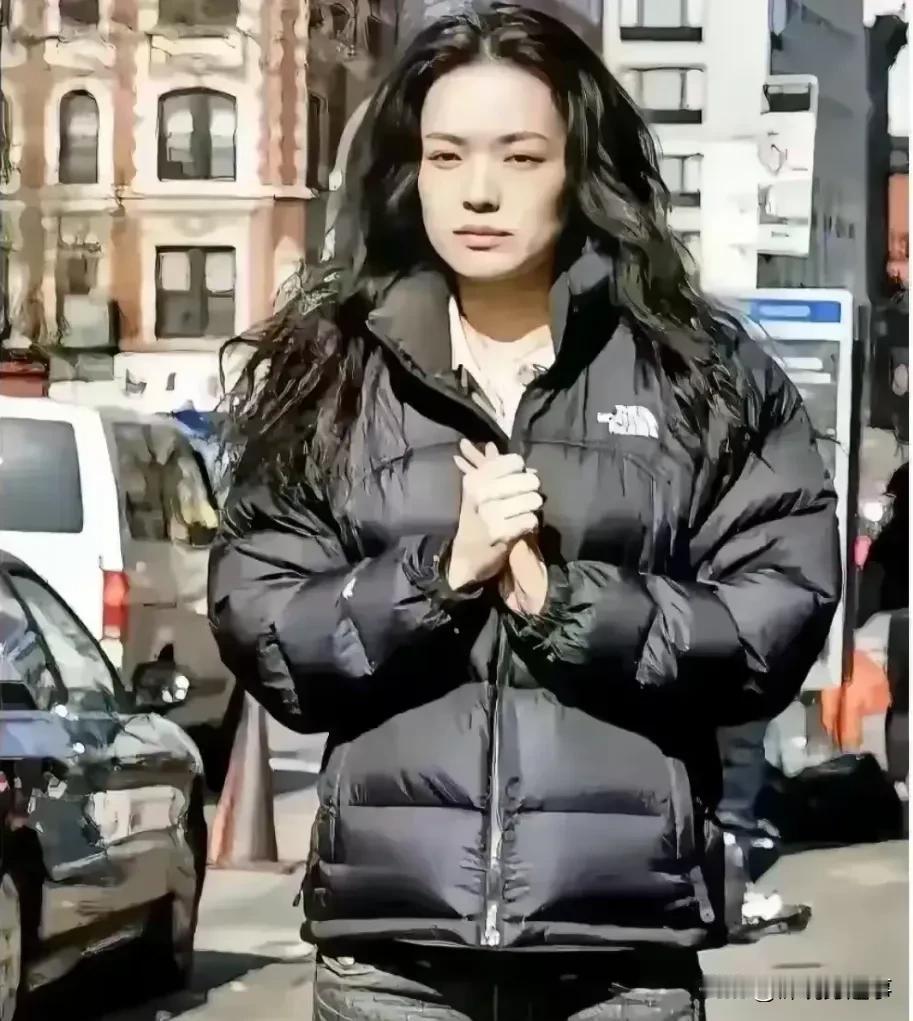 舒淇真是好性情
近50岁的人，还敢于素颜出镜，这比起那些打玻尿酸，粉底比饺子皮还