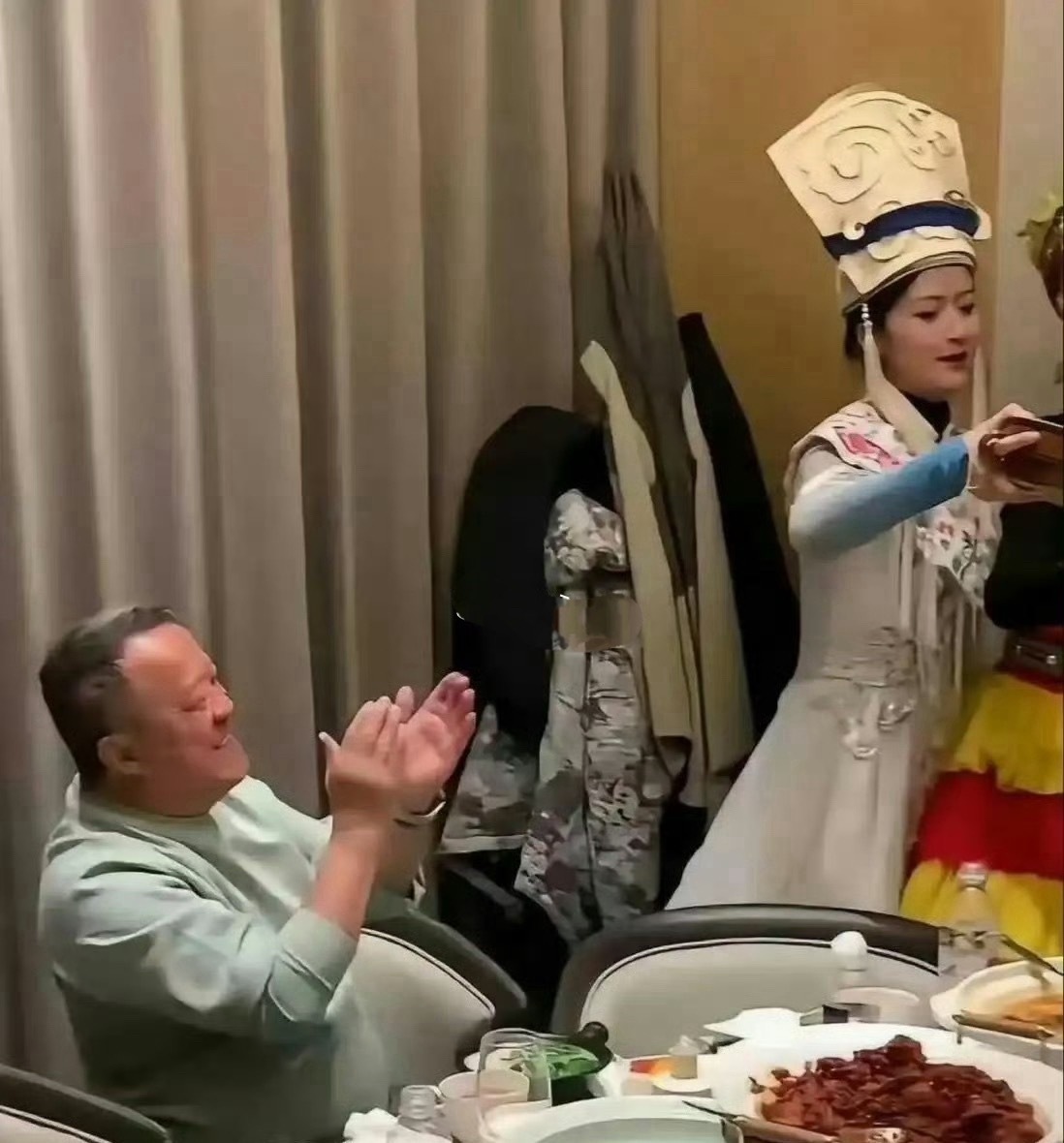 原来有钱人吃饭是这个样子的啊 