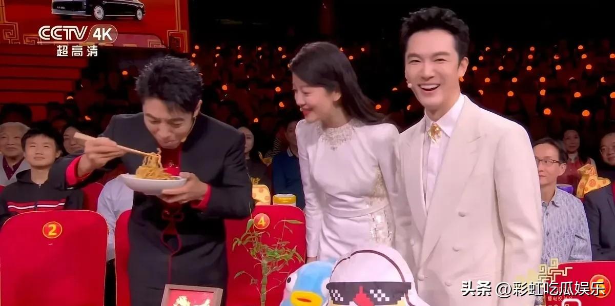 今年元宵晚会宜宾会场，撒贝宁端着燃面就吃了起来，看得我都饿了。

撒贝宁的支持风