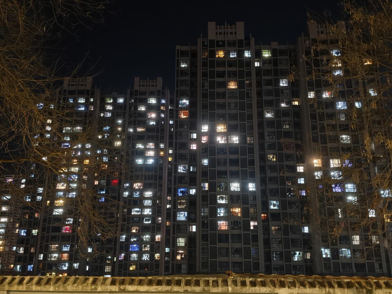 新年开始第一天，
除夕已过说再见，
我在北京值了班，
没吃水饺没团员，
只为大家