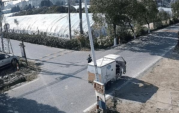 【萌娃独自上马路海宁10岁的他一把拦下了1岁的他】
一岁的他，摇摇晃晃，闯入车流