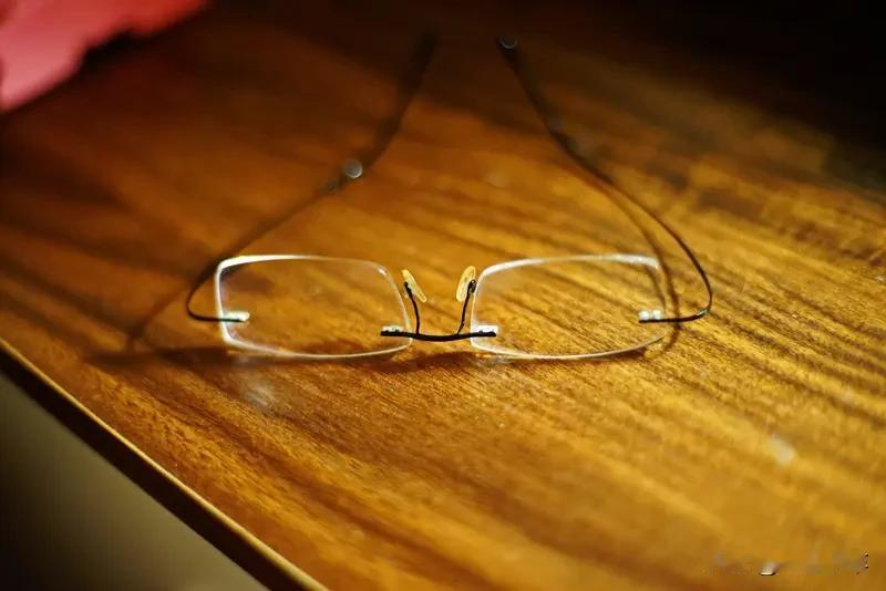 男人是不是到了四十五岁就会老花眼了？
最近每次上厕所看手机的时候都看不清楚屏幕了