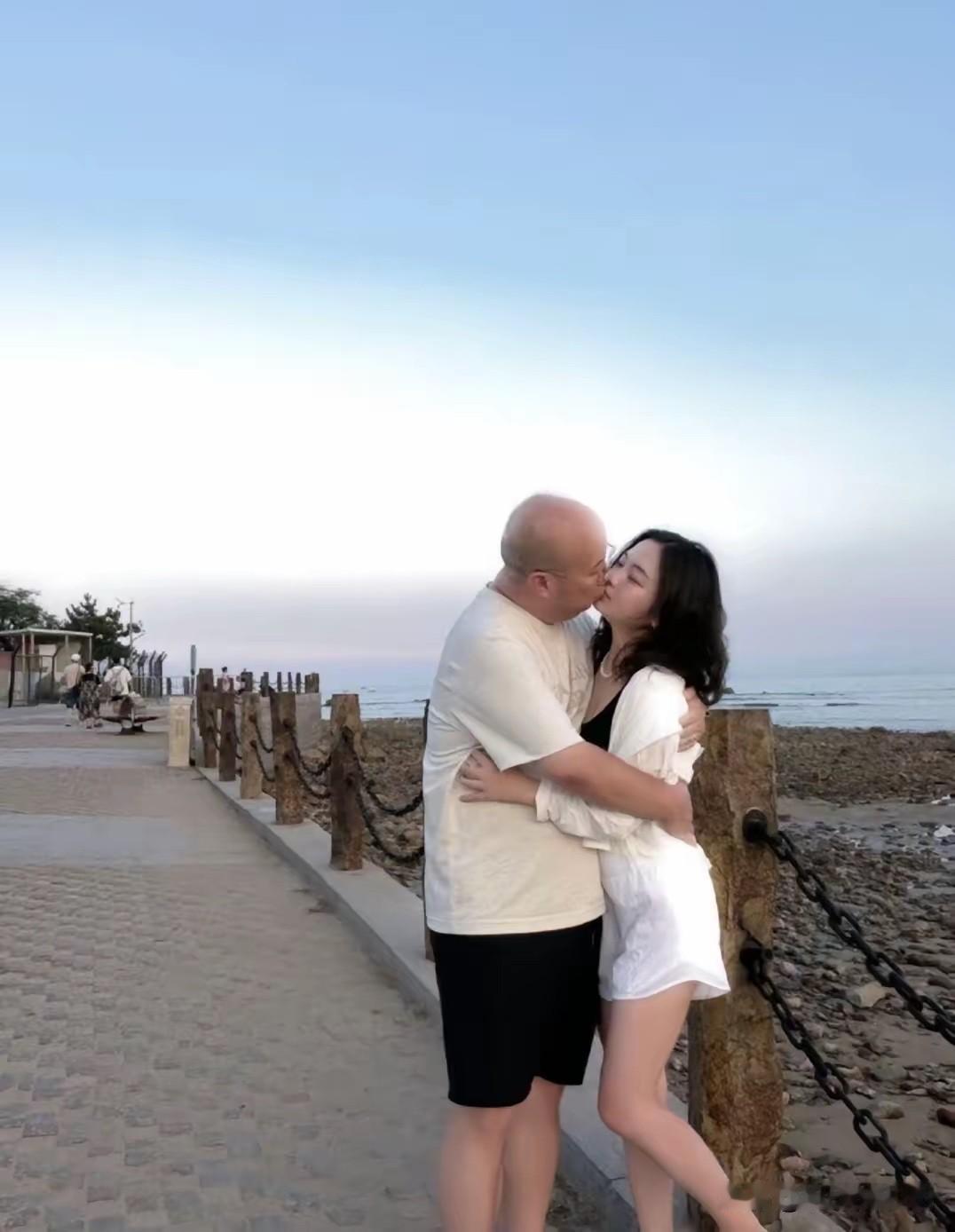 只要钱到位
年龄无所谓
现在的人
真的很现实

心态让年龄成谜