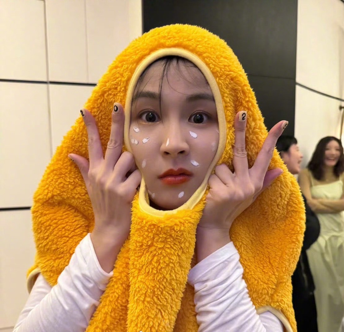 #咪咕星鲜事##曾沛慈 毛巾包头#这就是台女自带的搞笑天赋吗，在对自己美丽的脸做