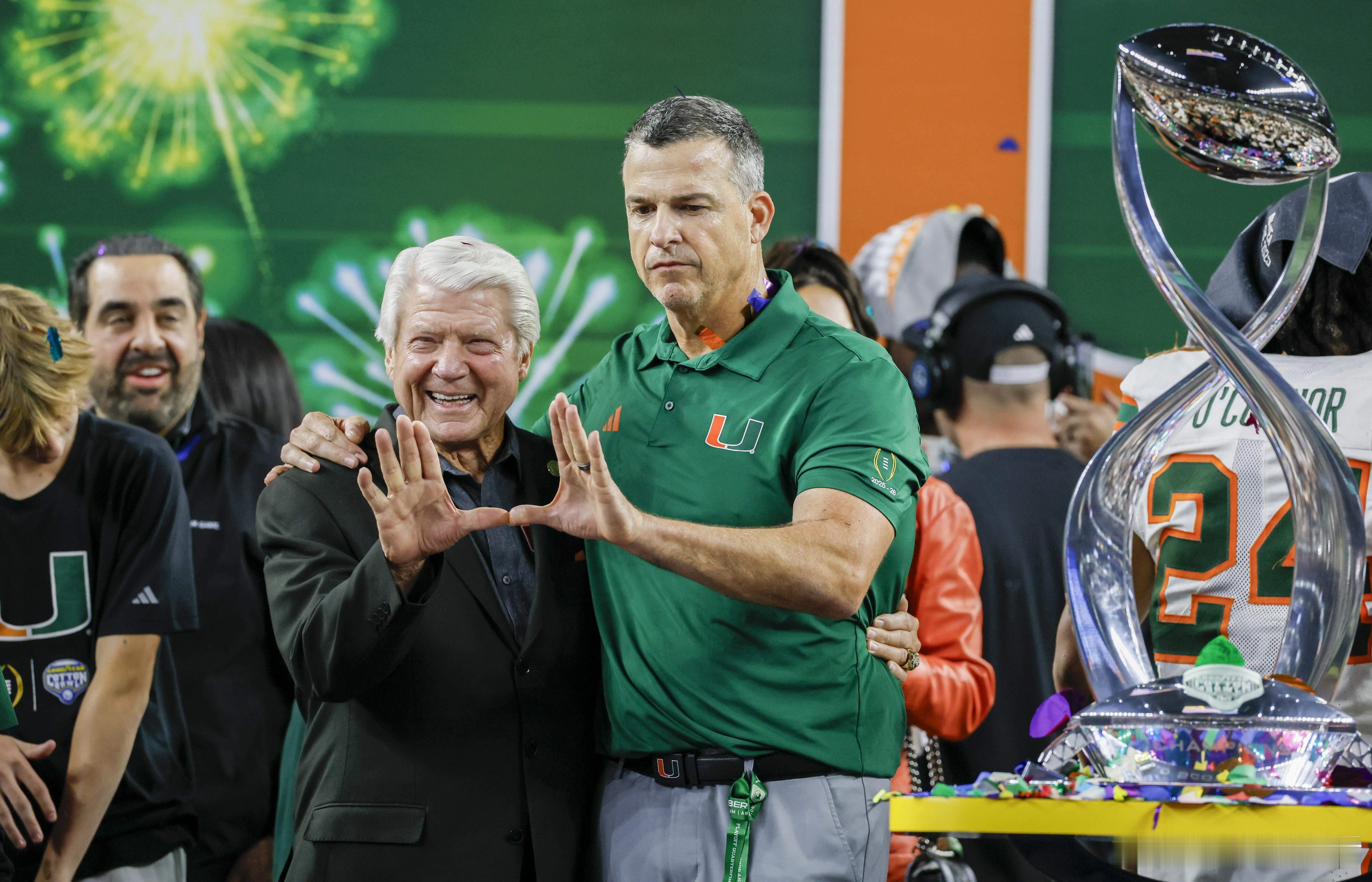 美国高校橄榄球2025季后赛 次轮排名第10的迈阿密大学24：14淘汰排名第2的